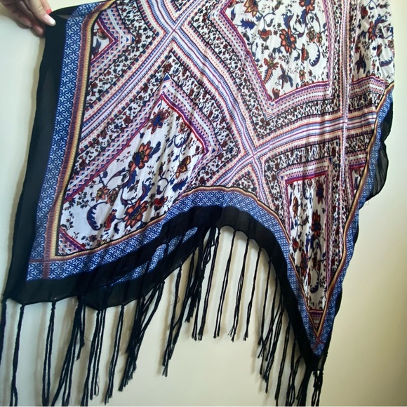 Stitch & Stone. Shawl. Paisley print with fringe hem. Medium. - Picture 4 of 5